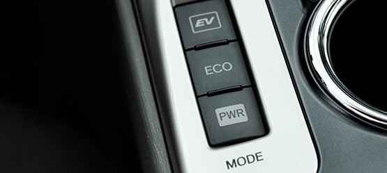 Vozite u EV režimu uvek kada je moguće. Vožnja samo na električnu struju znači da ne trošite gorivo i da nema emisije gasova iz izduvnog sistema.